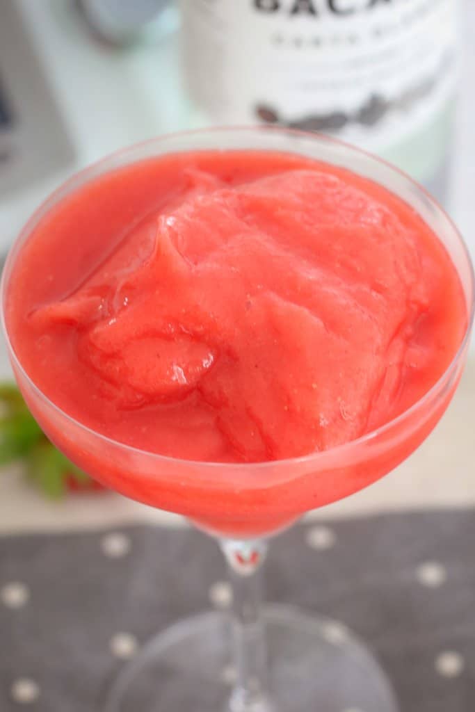 2 minutes and 5 ingredients is all it takes to make our delicious Thermomix Frozen Strawberry Daiquiri! The perfect summer drink!