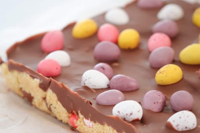 A simple Thermomix Easter Egg Slice filled with yummy chocolate Easter eggs... and it's completely no-bake!! 