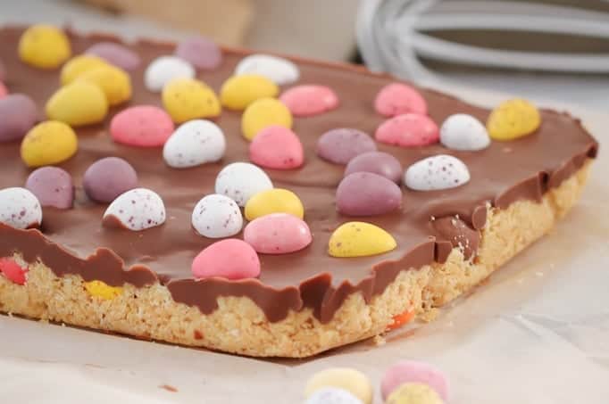 A simple Thermomix Easter Egg Slice filled with yummy chocolate Easter eggs... and it's completely no-bake!! 