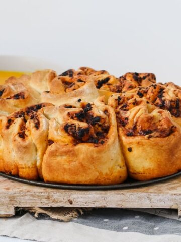 A delicious Thermomix Sundried Tomato Pesto & Cheese Pull Apart Bread that's perfect for lunch boxes, served with soup, or all on it's own!