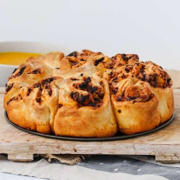 A delicious Thermomix Sundried Tomato Pesto & Cheese Pull Apart Bread that's perfect for lunch boxes, served with soup, or all on it's own!
