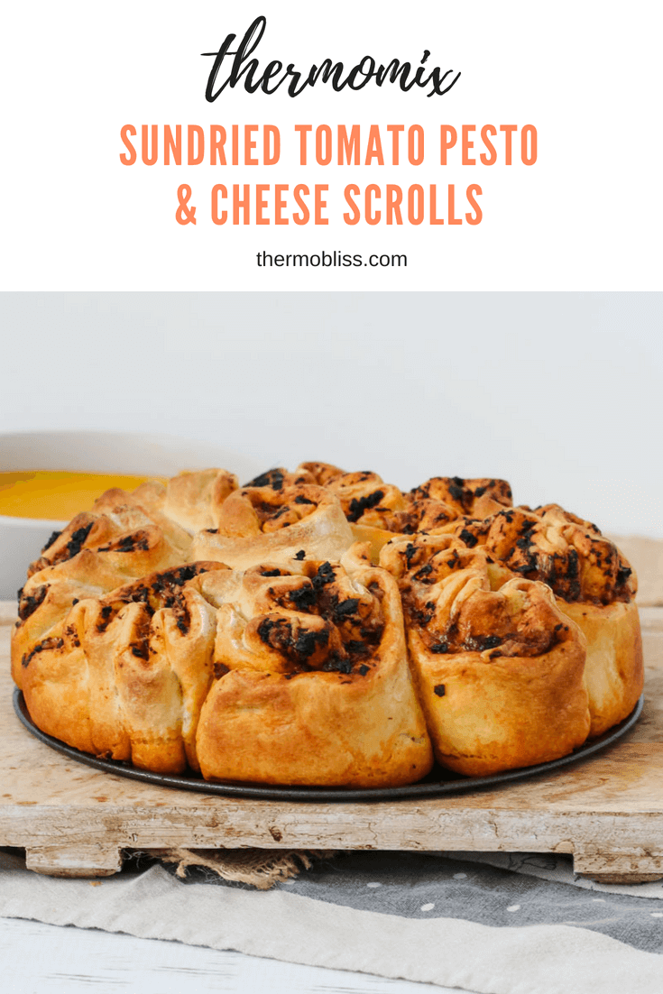 A delicious Thermomix Sundried Tomato Pesto & Cheese Pull Apart Bread that's perfect for lunch boxes, served with soup, or all on it's own!