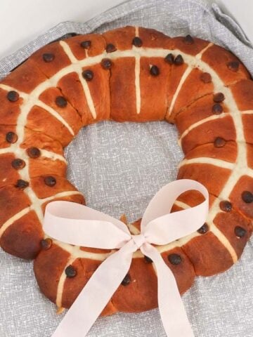 A super cute Thermomix Hot Cross Bun Wreath made with chocolate chips... the perfect Easter breakfast treat!