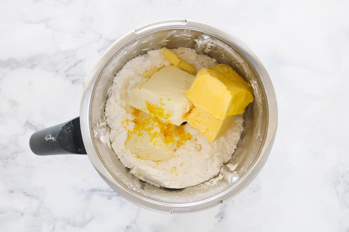 Butter, cream cheese and vanilla extract in a Thermomix bowl.