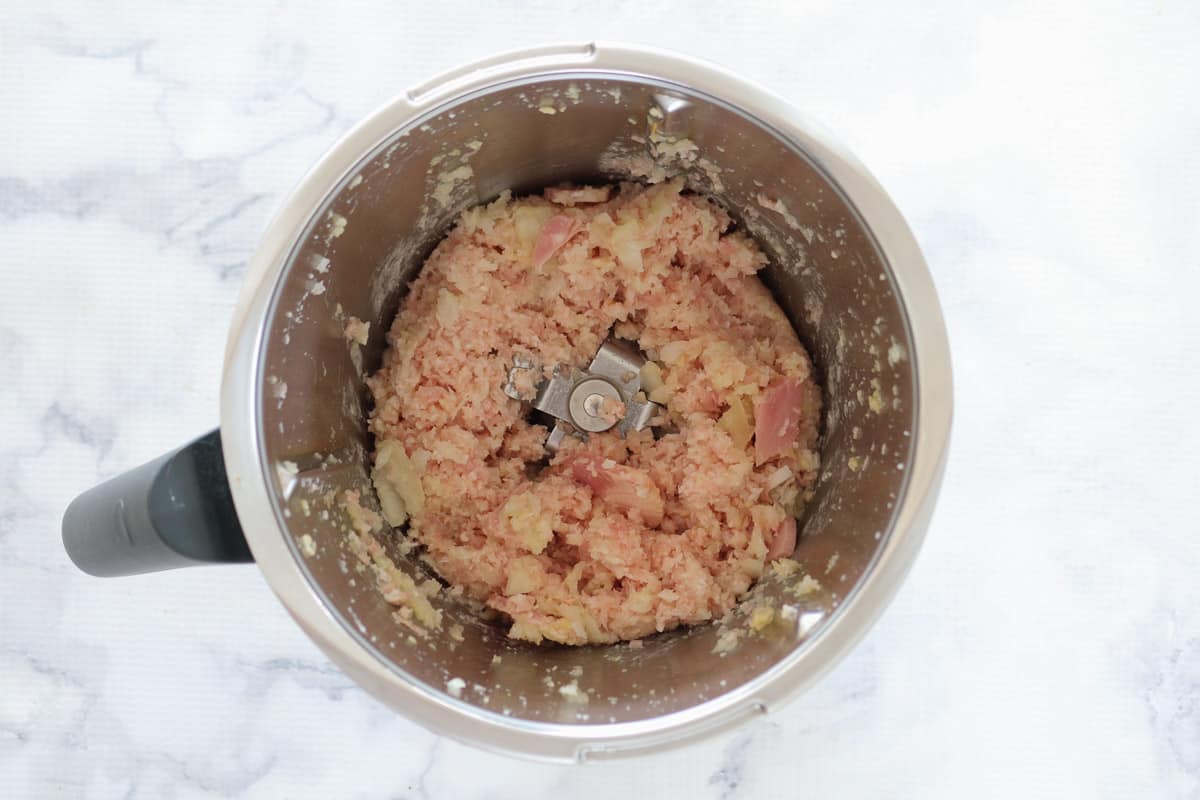 Chopped bacon, onion and garlic in a Thermomix bowl.