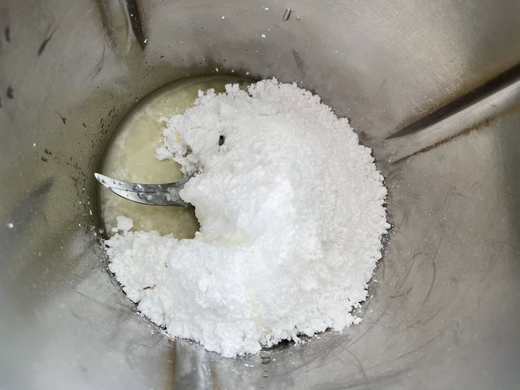Icing sugar and lemon juice in a Thermomix.