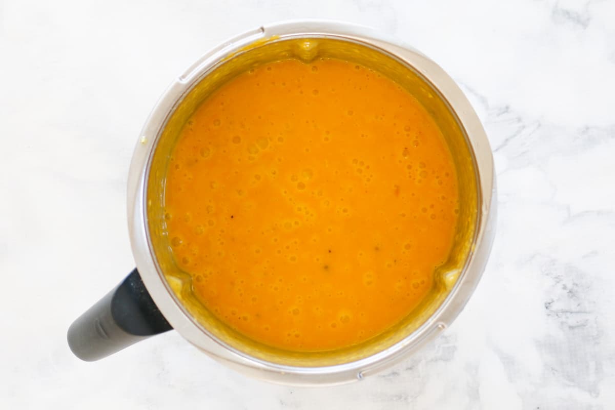 Pumpkin soup in a blender.