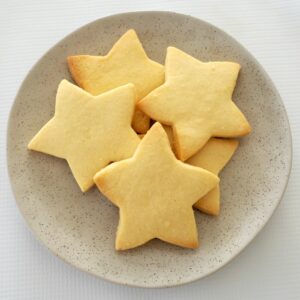 5 pieces of Shortbread on a speckled plate