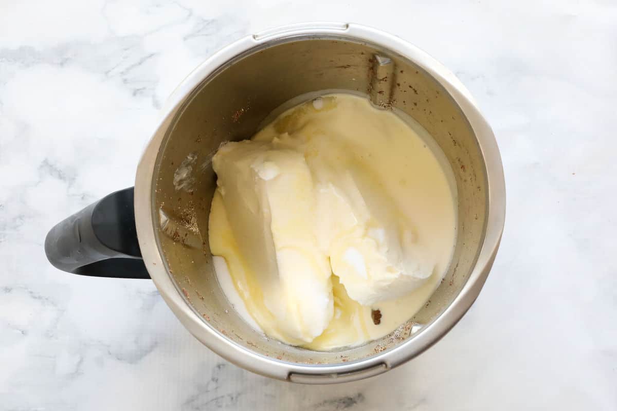 Cream cheese, cream and sugar in a Thermomix bowl.