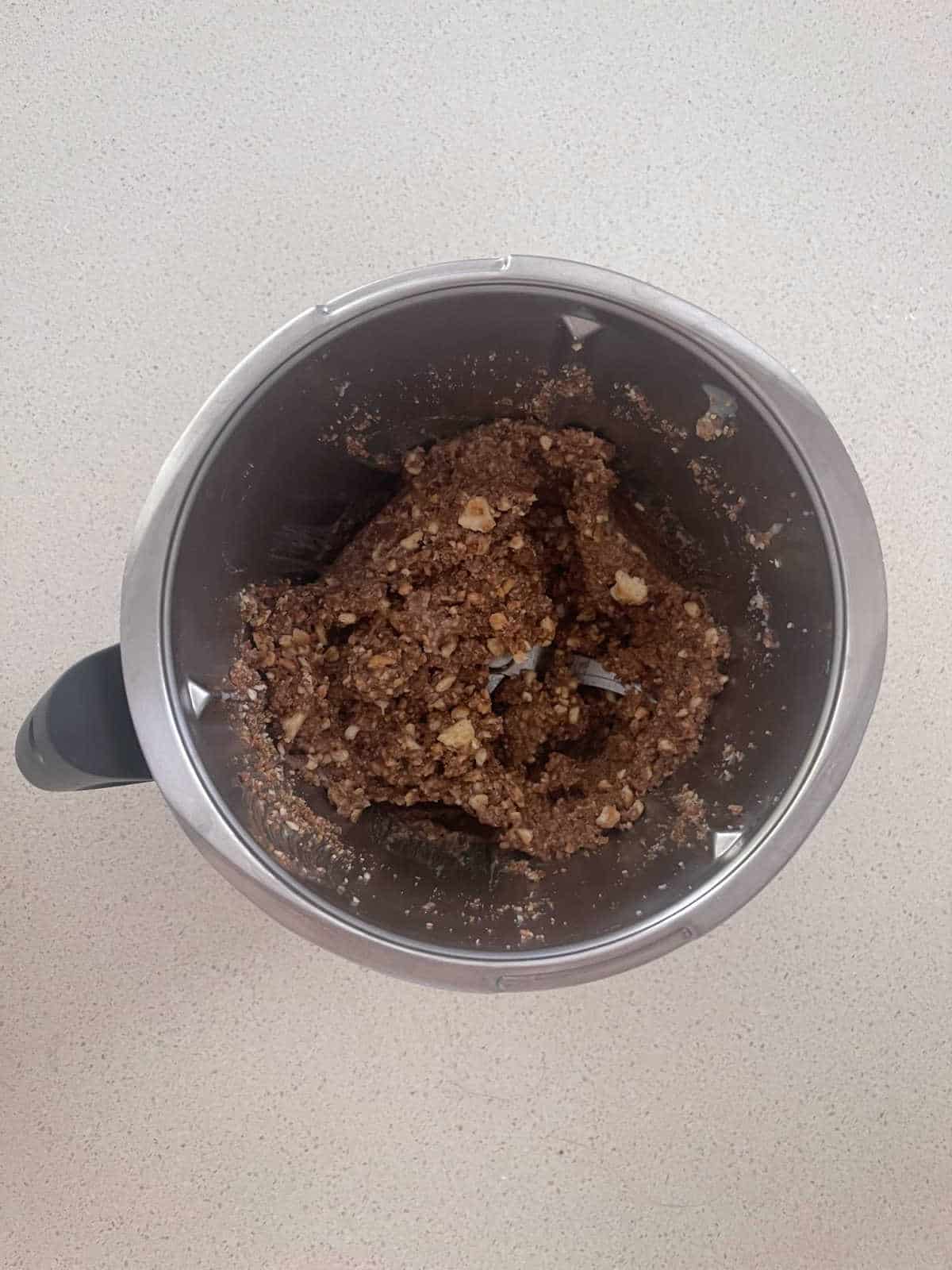 Caramello slice ingredients in a thermomxi bowl.