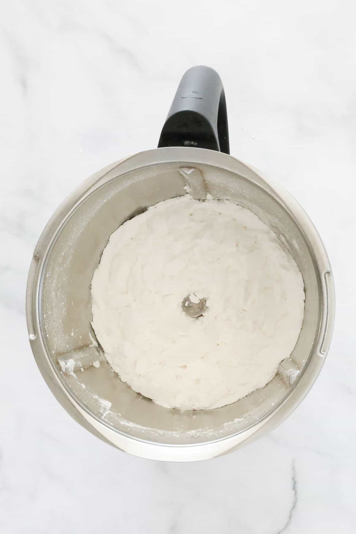 Icing sigar in a Thermomix bowl.