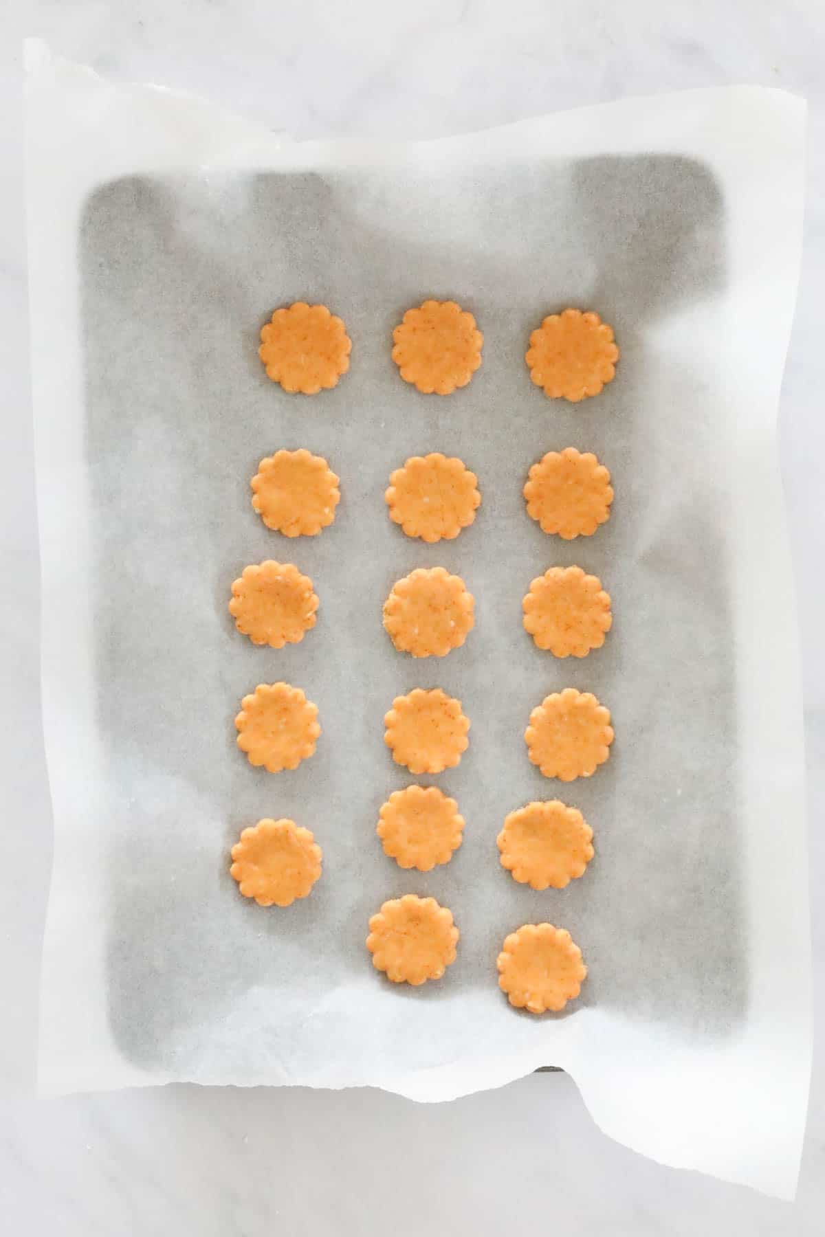 Round crackers on a tray.