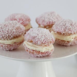 Jelly cakes filled with cream.