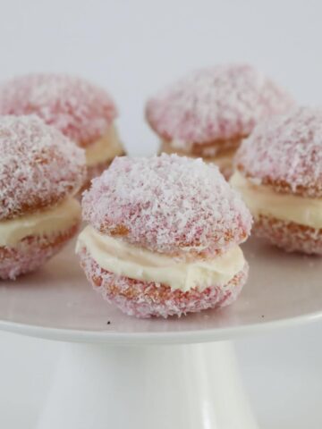 Jelly cakes filled with cream.