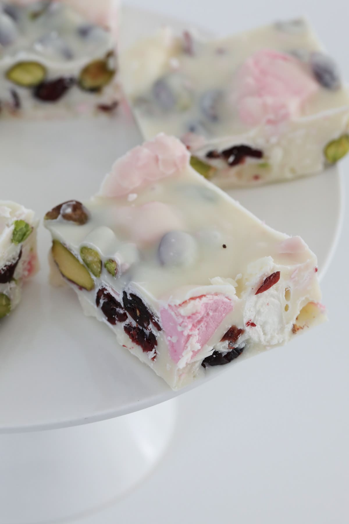 White chocolate and marshmallow slice pieces.