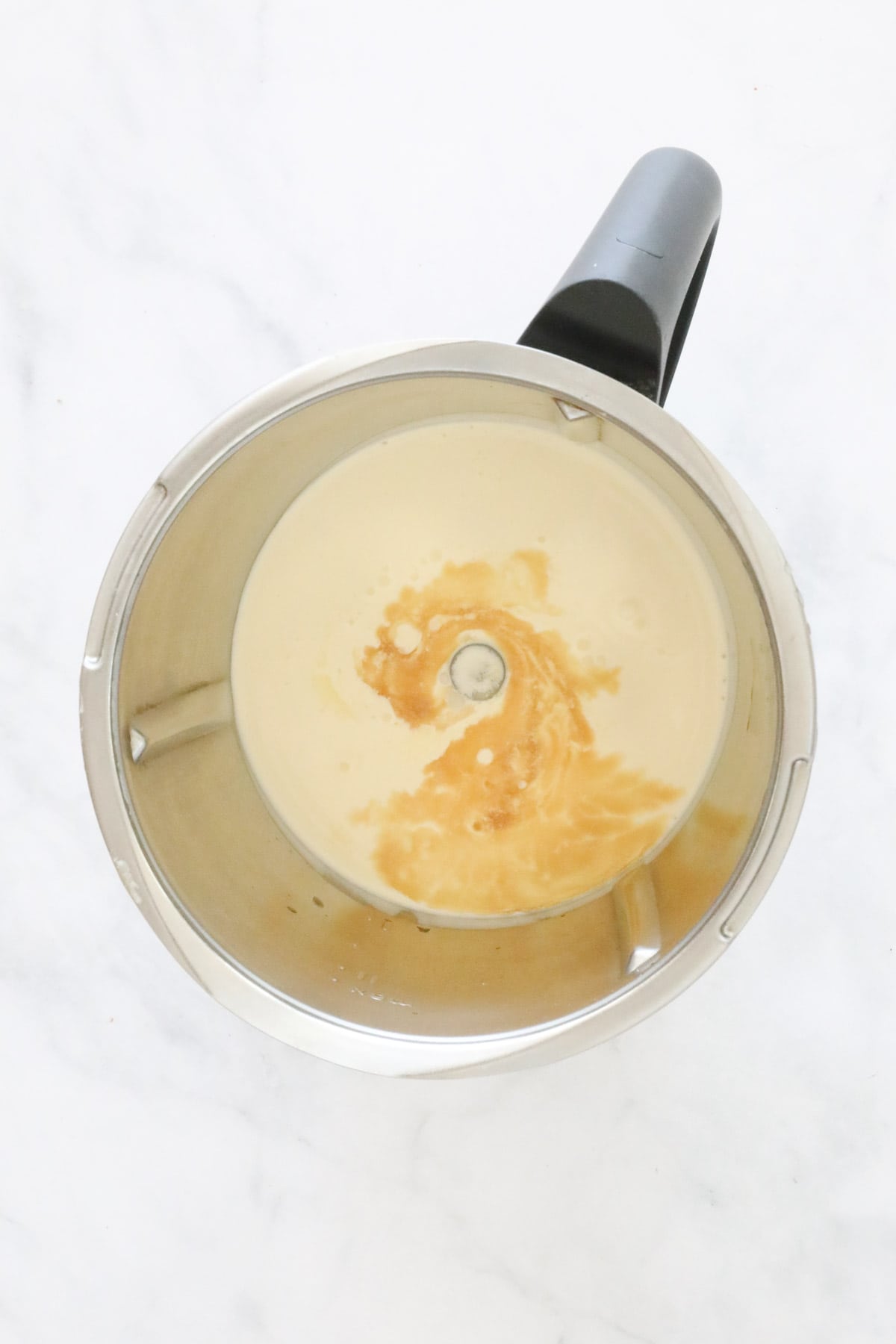 Cream and vanilla in a Thermomix bowl.