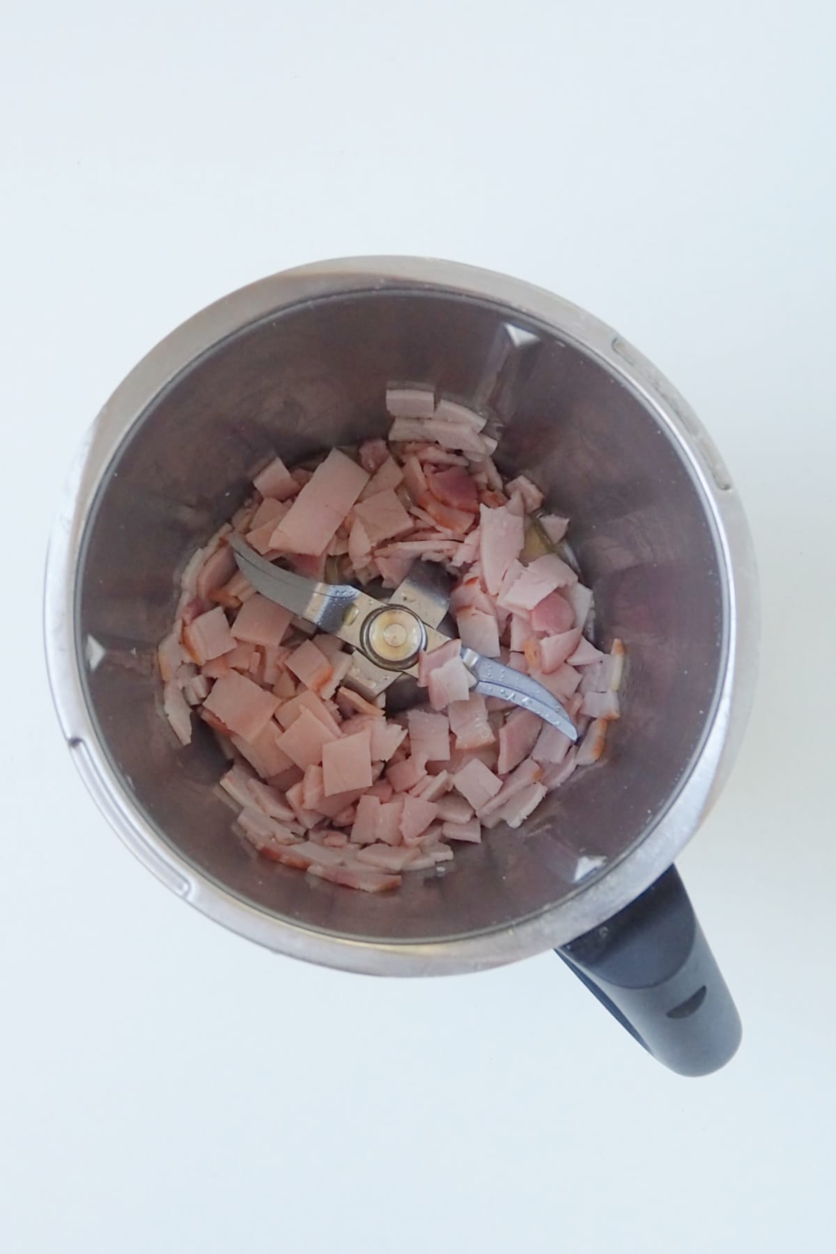 Cooked bacon and garlic in a thermomix bowl.